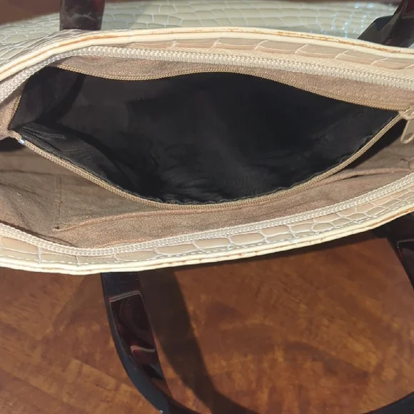 Elegant Cream Crocodile-Embossed Tote Bag - Picture 7 of 9